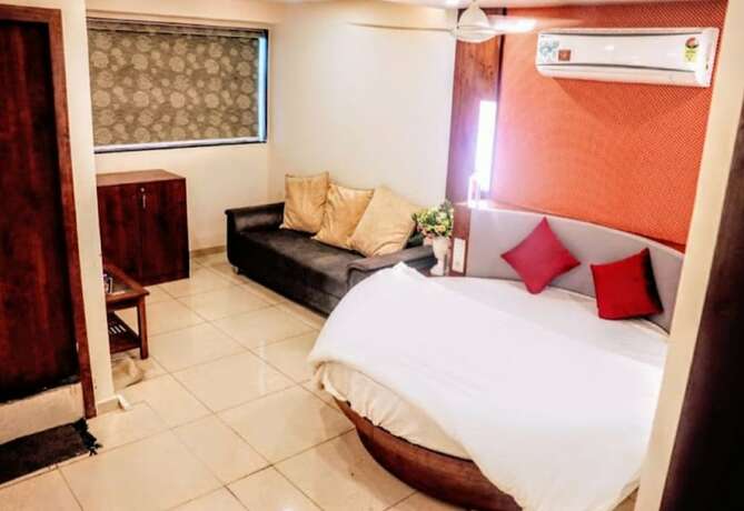 Imagen de la habitación del Hotel Royal King Nana Chiloda. Foto 16