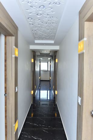 Imagen de los interiores del Hotel Royal King by Sky Stays. Foto 15