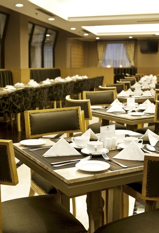 Imagen del bar/restaurante del Hotel Royal Kuningan. Foto 2