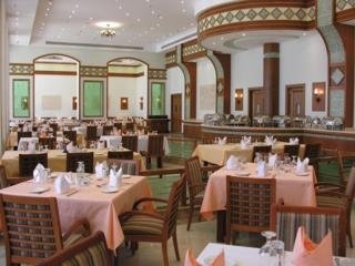 Imagen del bar/restaurante del Hotel Royal Lagoons Aqua Park Resort & Spa. Foto 9