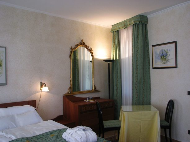 Imagen de la habitación del Hotel Royal, Loveno. Foto 16
