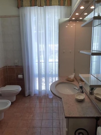 Imagen de la habitación del Hotel Royal, Loveno. Foto 17