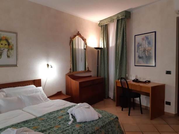 Imagen de la habitación del Hotel Royal, Loveno. Foto 18