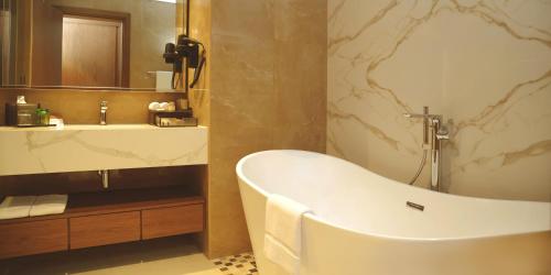 Imagen de la habitación del Hotel Royal M Al Aqah Beach Resort by Gewan. Foto 18