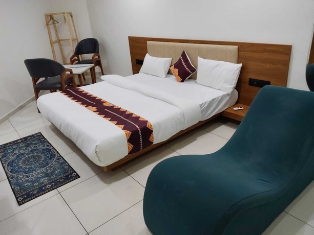 Imagen de la habitación del Hotel Royal Manor-Rajkot. Foto 1
