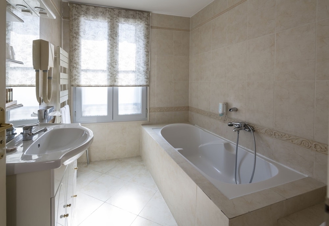 Imagen de la habitación del Hotel Royal, Montpellier. Foto 10