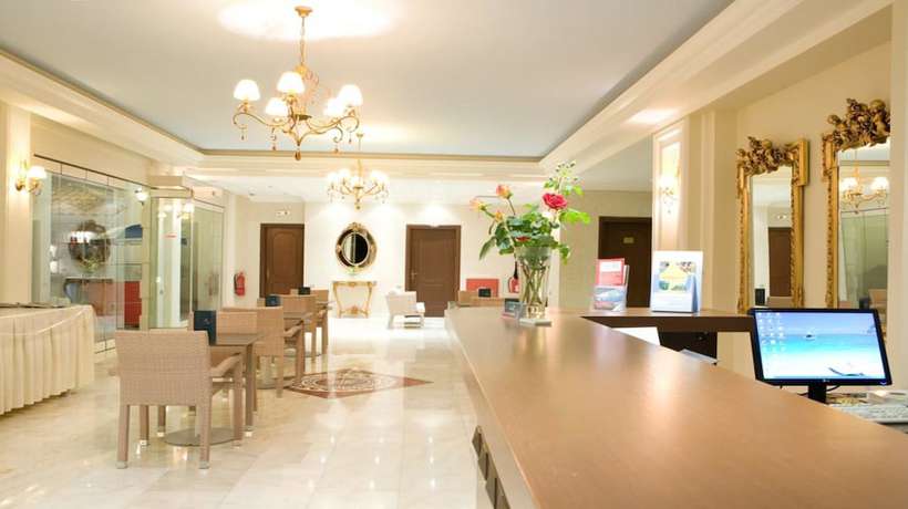 Imagen de los interiores del Hotel Royal Nidri and Apartments. Foto 17
