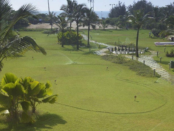 Imagen de los exteriores del Hotel Royal Orchid Beach Resort and Spa. Foto 9