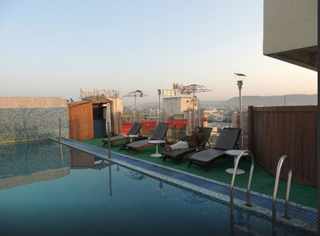 Imagen de la piscina del Hotel Royal Orchid Central Jaipur. Foto 16
