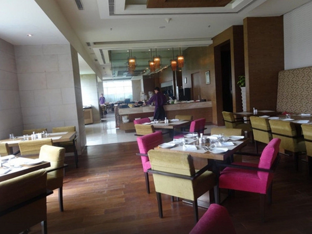 Imagen del bar/restaurante del Hotel Royal Orchid Central Jaipur. Foto 1
