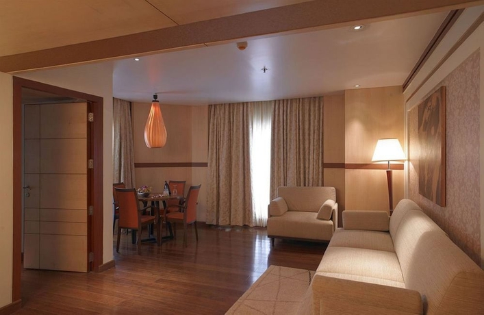 Imagen de la habitación del Hotel Royal Orchid Central Kireeti. Foto 11