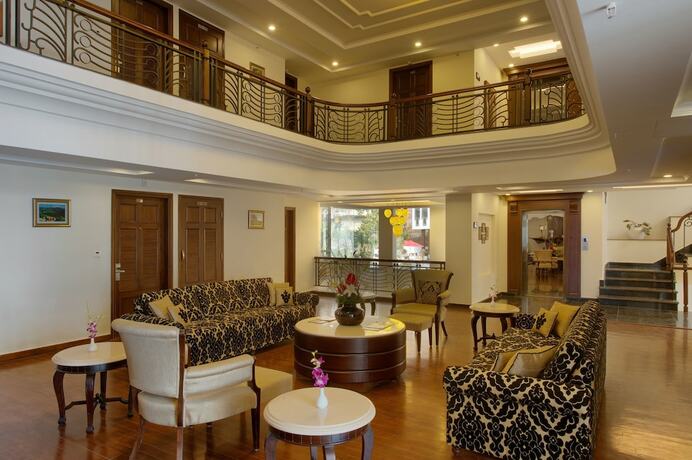 Imagen del bar/restaurante del Hotel Royal Orchid Fort Resort. Foto 15