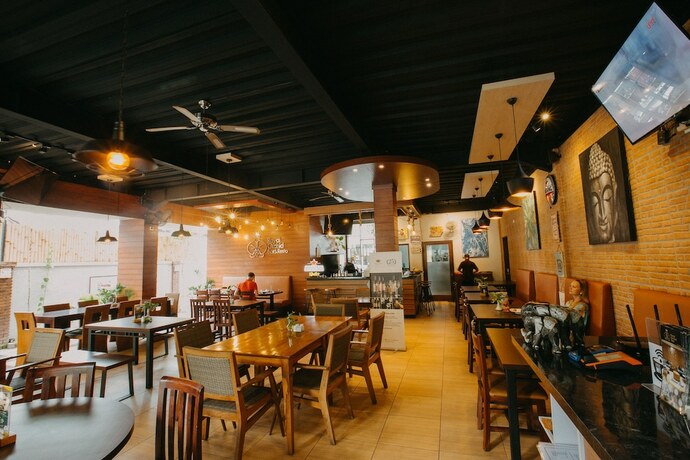 Imagen del bar/restaurante del Hotel Royal Orchid Lodge. Foto 17