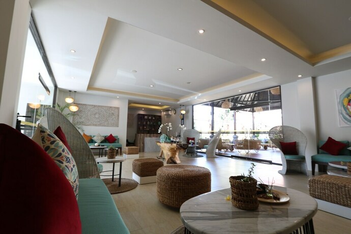 Imagen de la piscina del Hotel Royal Orchid Lodge. Foto 27