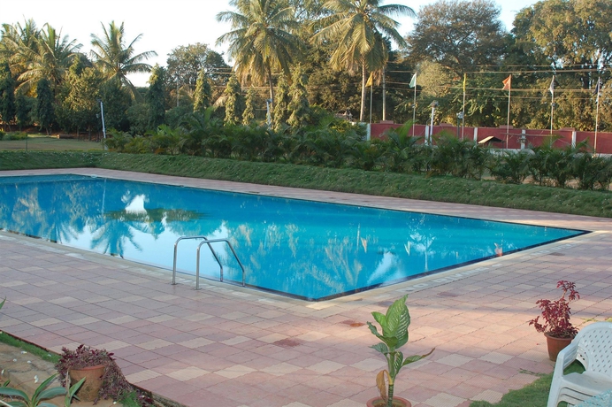Imagen de la piscina del Hotel Royal Orchid Resort and Convention Centre. Foto 15