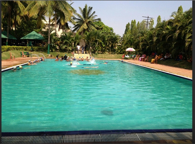 Imagen de la piscina del Hotel Royal Orchid Resort and Convention Centre. Foto 16