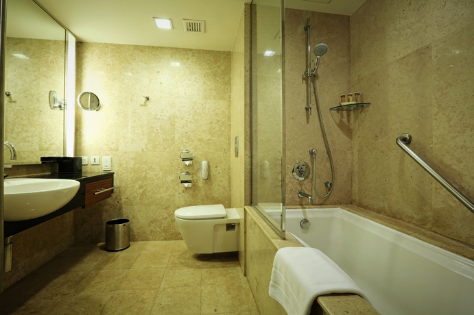 Imagen de la habitación del Hotel Royal Orchid Sheraton and Towers. Foto 6