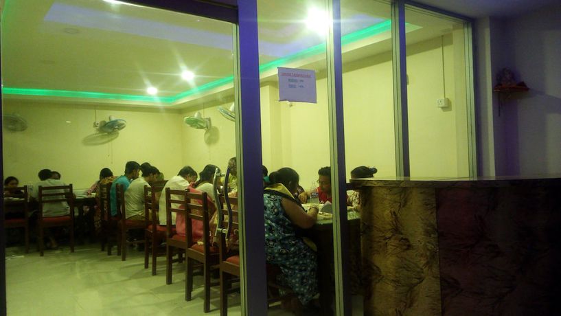 Imagen del bar/restaurante del Hotel Royal Palace, Govind Nagar. Foto 5