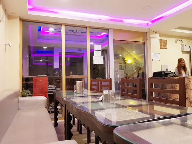 Imagen del bar/restaurante del Hotel Royal Palace, Govind Nagar. Foto 8