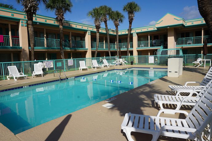 Imagen de la piscina del Hotel Royal Palace Inn and Suites. Foto 14