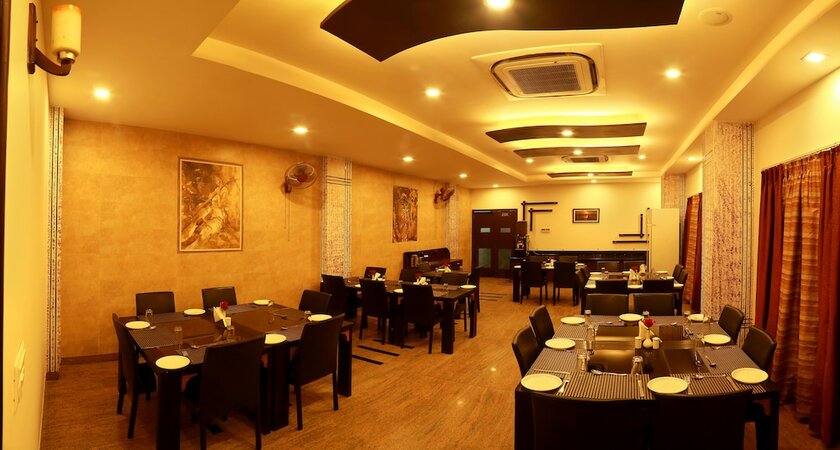 Imagen del bar/restaurante del Hotel Royal Palm - A Budget In Udaipur. Foto 20