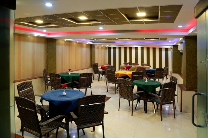 Imagen del bar/restaurante del Hotel Royal Palm - A Budget In Udaipur. Foto 21