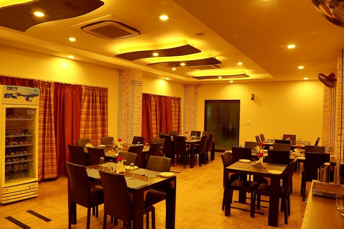 Imagen del bar/restaurante del Hotel Royal Palm - A Budget In Udaipur. Foto 22