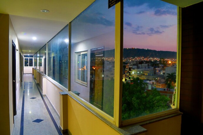 Imagen de los interiores del Hotel Royal Palm - A Budget In Udaipur. Foto 35