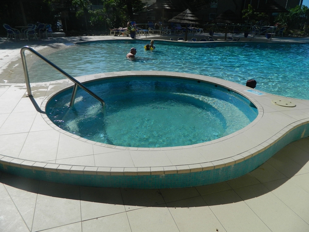 Imagen de la piscina del Hotel Royal Palm Resort, Palm Beach. Foto 14