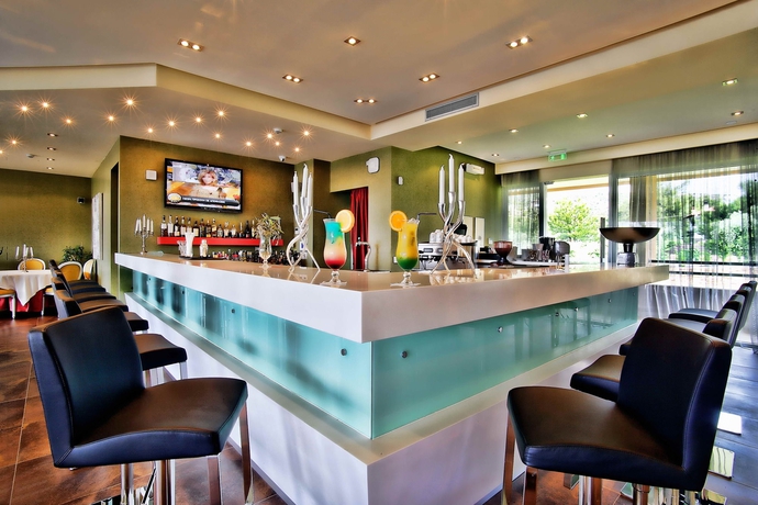 Imagen del bar/restaurante del Hotel Royal Paradise Beach Resort and Spa. Foto 3