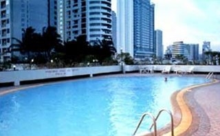 Imagen de la piscina del Hotel Royal Park View. Foto 2