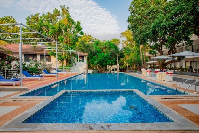 Imagen de la piscina del Hotel Royal Pearl Resort. Foto 15
