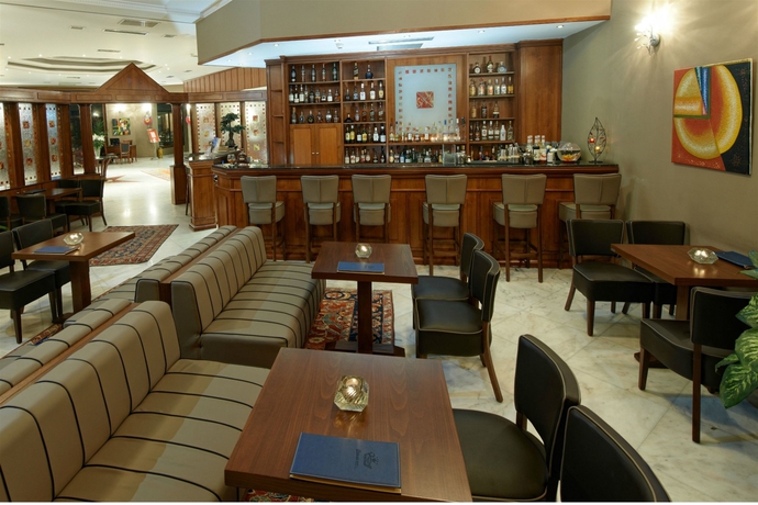 Imagen del bar/restaurante del Hotel Royal, Peraia. Foto 5