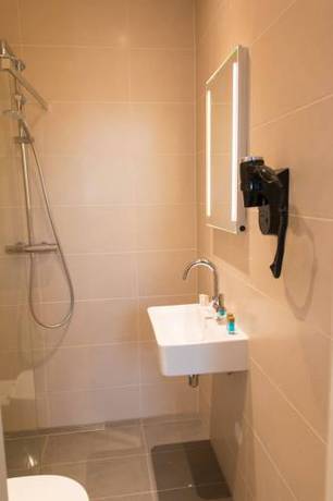 Imagen de la habitación del Hotel Royal Plaza Amsterdam. Foto 8