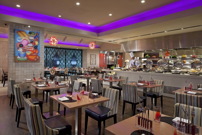 Imagen del bar/restaurante del Hotel Royal Plaza On Scotts. Foto 4