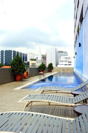 Imagen de la piscina del Hotel Royal Queens. Foto 15