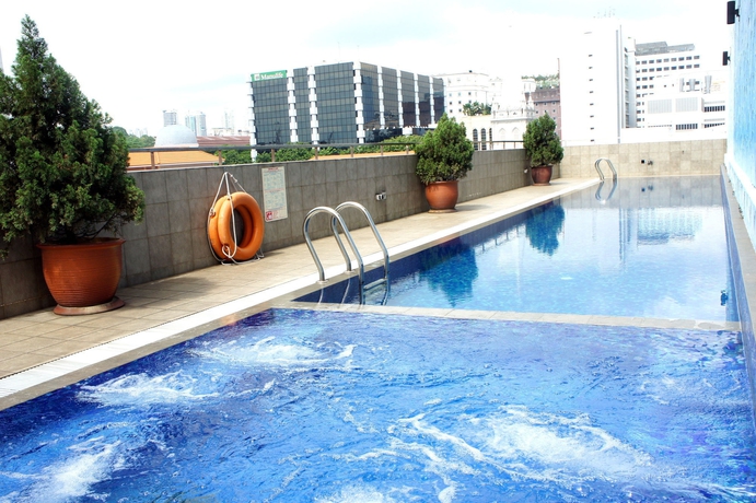 Imagen de la piscina del Hotel Royal Queens. Foto 16