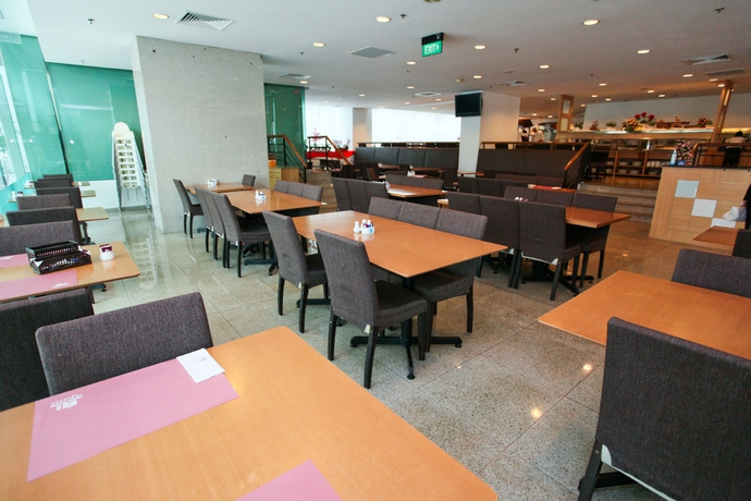 Imagen del bar/restaurante del Hotel Royal Queens. Foto 6