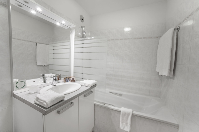 Imagen de la habitación del Hotel Royal Regency Paris Vincennes. Foto 13