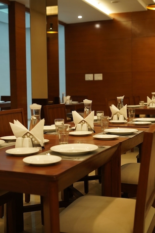 Imagen del bar/restaurante del Hotel Royal Residence HUDA City Centre, Gurugram. Foto 2