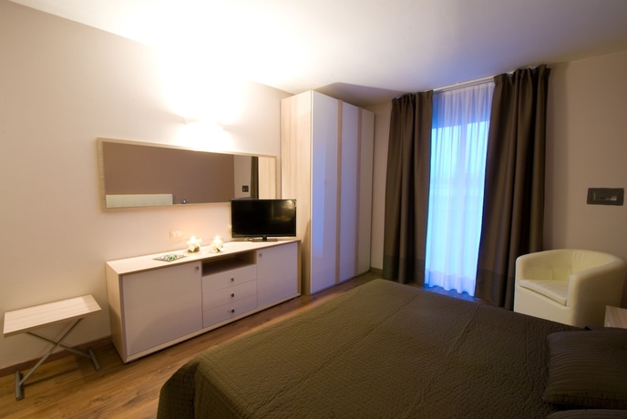 Imagen de la habitación del Hotel Royal, Riva del Garda. Foto 16