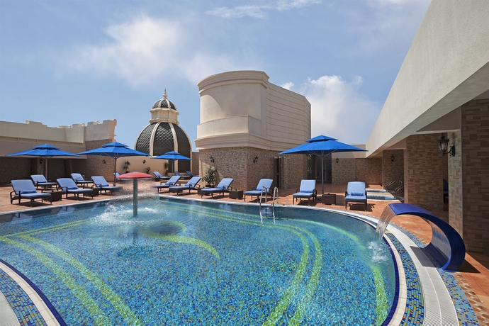 Imagen de la piscina del Hotel Royal Rose Abu Dhabi, Curio Collection By Hilton. Foto 14