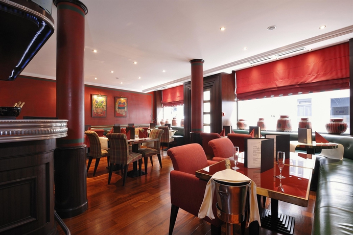 Imagen del bar/restaurante del Hotel Royal Saint Honoré Paris Louvre. Foto 1