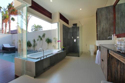 Imagen de la habitación del Hotel Royal Samaja Villas. Foto 9