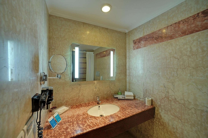 Imagen de la habitación del Hotel Royal Sarovar Portico Siliguri. Foto 7