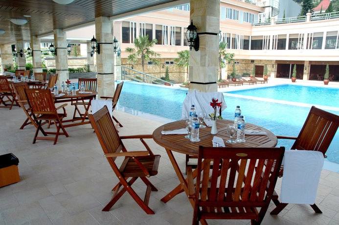 Imagen de la piscina del Hotel Royal Senyiur Pasuruan. Foto 11