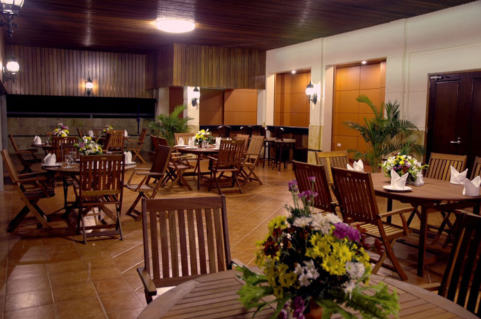 Imagen de la piscina del Hotel Royal Senyiur Pasuruan. Foto 12