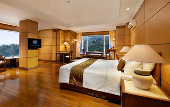 Imagen de la piscina del Hotel Royal Senyiur Pasuruan. Foto 13