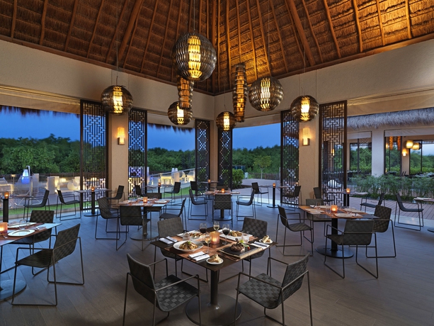 Imagen del bar/restaurante del Hotel Royal Service at Paradisus La Perla. Foto 2