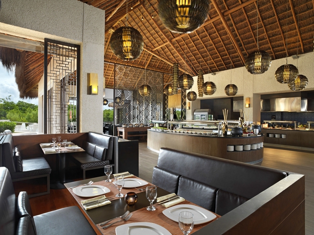 Imagen del bar/restaurante del Hotel Royal Service at Paradisus La Perla. Foto 5